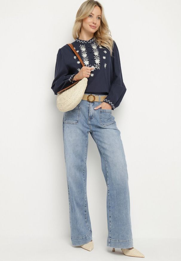 Born2be - Granatowa Koszula z Bawełny ze Stójką i Guzikami Zdobiona Haftem Gonithiel. Okazja: na co dzień. Typ kołnierza: kołnierzyk stójkowy. Kolor: niebieski. Materiał: bawełna. Długość rękawa: długi rękaw. Długość: długie. Wzór: haft, aplikacja. Styl: elegancki, casual, klasyczny