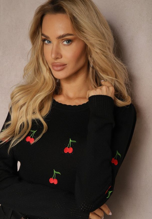 Renee - Czarny Sweter z Wiskozą i Ozdobną Perforacją z Aplikacjami w Kształcie Wisienek Niriala. Okazja: na co dzień. Kolor: czarny. Materiał: wiskoza. Długość rękawa: długi rękaw. Długość: długie. Wzór: aplikacja. Styl: elegancki, casual
