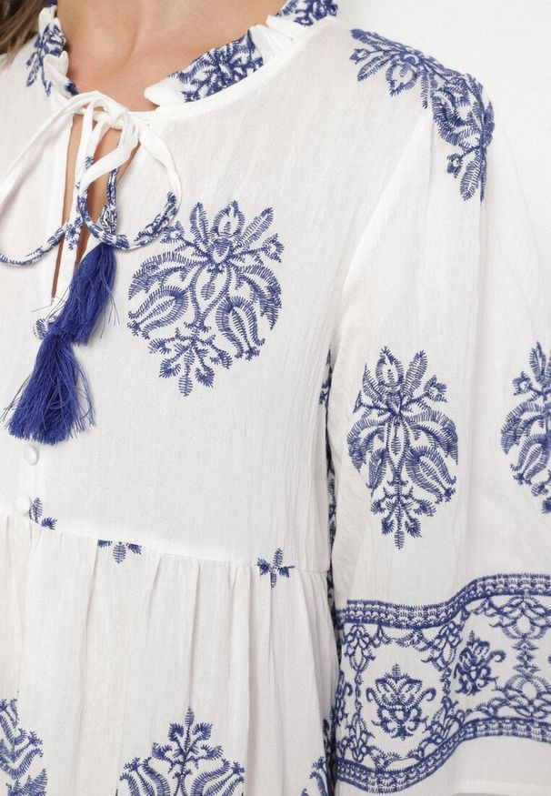 Born2be - Biała Sukienka z Wiskozą w Stylu Boho z Wiązaniem i Haftem Alinaria. Okazja: na co dzień, na spacer. Kolor: biały. Materiał: wiskoza. Wzór: haft. Sezon: lato. Styl: boho