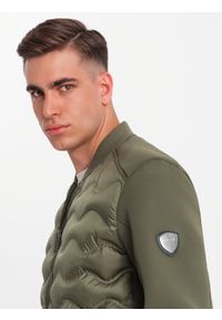 Ombre Clothing - Kurtka bomberka męska z pikowanym wzorem – ciemnooliwkowa V3. Typ kołnierza: kołnierzyk stójkowy. Kolor: oliwkowy. Materiał: syntetyk, poliester, materiał. Wzór: aplikacja, nadruk. Styl: sportowy, elegancki #7