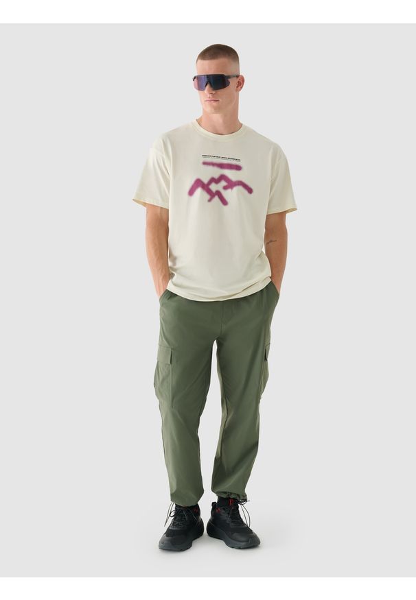 4f - 4F T-shirt oversize z nadrukiem męski - beżowy S. Okazja: na co dzień. Kolor: beżowy. Materiał: dzianina, jersey, bawełna. Długość rękawa: krótki rękaw. Długość: krótkie. Wzór: nadruk. Styl: sportowy, klasyczny, casual