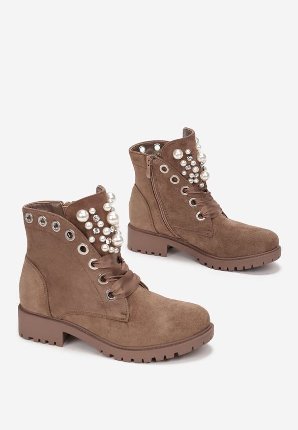 Born2be - Brązowe Botki Briogen. Wysokość cholewki: za kostkę. Nosek buta: okrągły. Zapięcie: sznurówki. Kolor: beżowy. Szerokość cholewki: normalna. Wzór: aplikacja. Obcas: na obcasie. Wysokość obcasa: niski