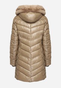 Born2be - Ciemnobeżowa Pikowana Kurtka z Kapturem i Futerkiem z Możliwością Odpięcia Elentina. Okazja: na co dzień, do pracy, na spotkanie biznesowe. Typ kołnierza: kaptur. Kolor: beżowy. Materiał: futro. Styl: biznesowy, casual #6