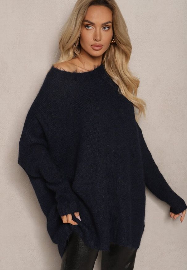 Renee - Granatowy Casualowy Sweter Oversize Allethia. Okazja: na co dzień. Kolor: niebieski. Długość rękawa: długi rękaw. Długość: długie. Styl: casual