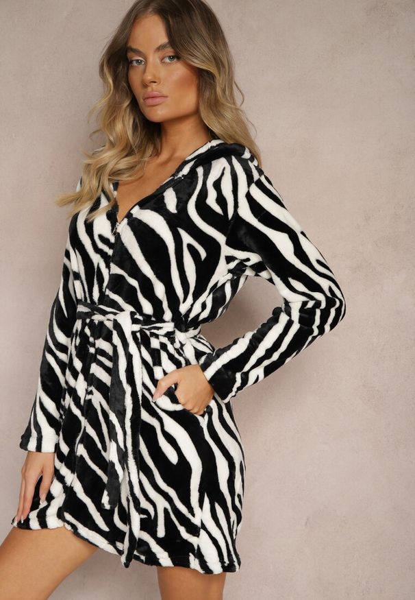 Renee - Biały Szlafrok na Suwak z Kapturem w Animal Print Irisseia. Typ kołnierza: kaptur. Kolor: biały. Wzór: nadruk