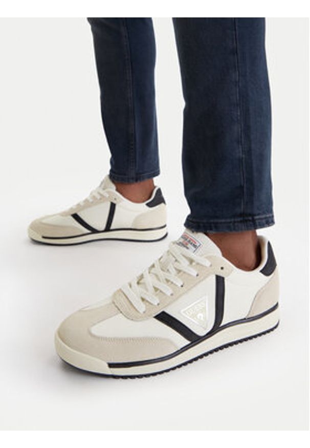 Guess Jeans Sneakersy EO-DELAND-03 WE Écru. Kolor: kremowy. Materiał: materiał