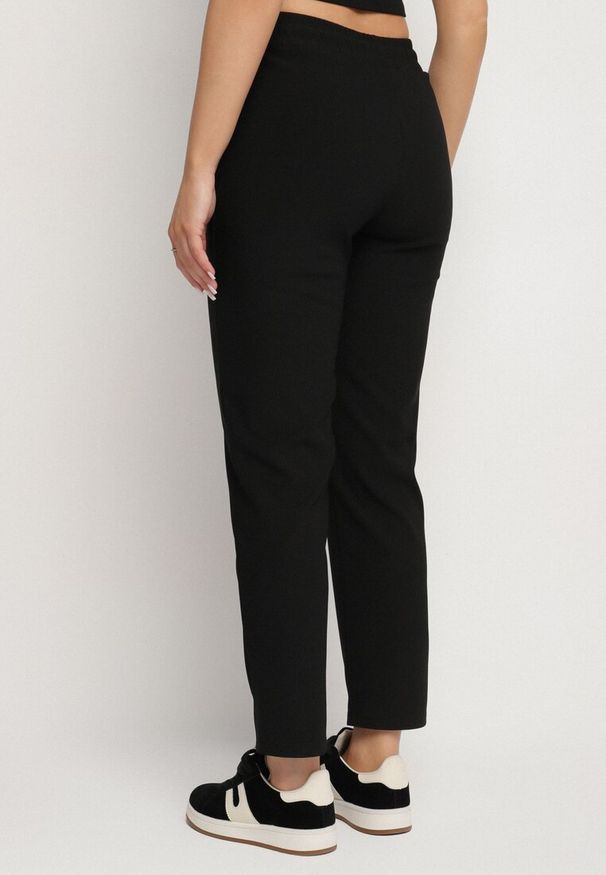 Born2be - Czarne Szerokie Spodnie z Wiązaniem i Metalicznymi Aplikacjami Mairae. Okazja: na co dzień. Kolor: czarny. Wzór: aplikacja. Styl: casual, elegancki