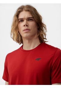 4f - Koszulka treningowa szybkoschnąca męska. Kolor: czerwony. Materiał: skóra, włókno, dzianina. Sport: fitness