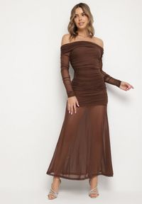 Born2be - Brązowa Taliowana Sukienka Typu Hiszpanka z Transparentnymi Wstawkami Halacia. Typ kołnierza: dekolt hiszpanka. Kolor: brązowy. Styl: elegancki