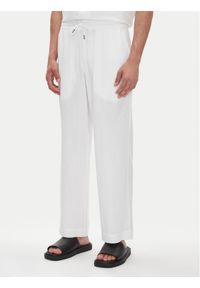 Emporio Armani Spodnie materiałowe EM000586 AF12356 U0002 Biały Regular Fit. Kolor: biały. Materiał: len