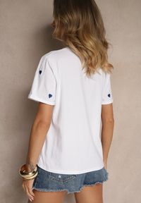 Renee - Biało-Niebieski Bawełniany T-shirt z Motywem Serc Aramiraa. Okazja: na co dzień. Kolor: biały. Materiał: bawełna. Styl: casual