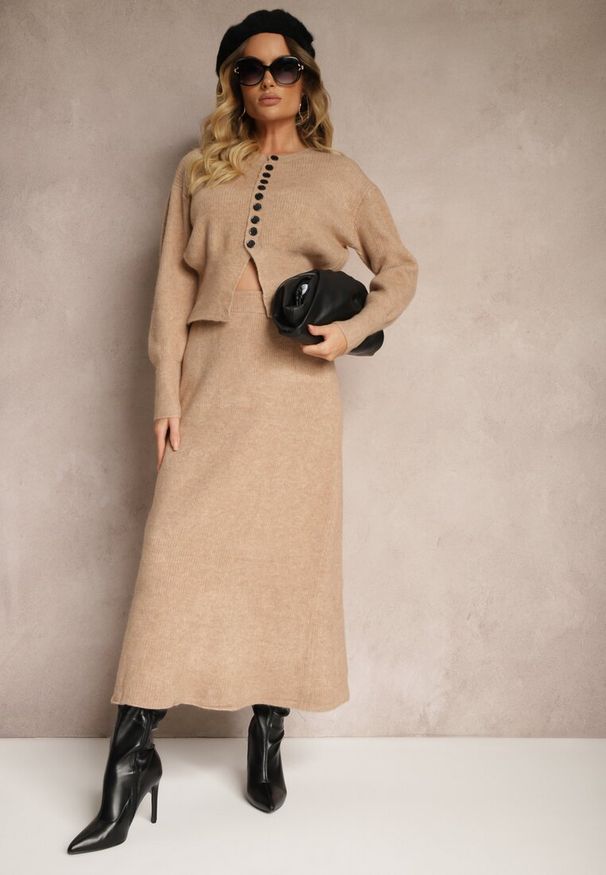 Renee - Ciemnobeżowy Komplet z Dzianiny z Wełną Kardigan z Guzikami i Spódnica z Gumką w Talii Melzina. Kolor: beżowy. Materiał: dzianina, wełna