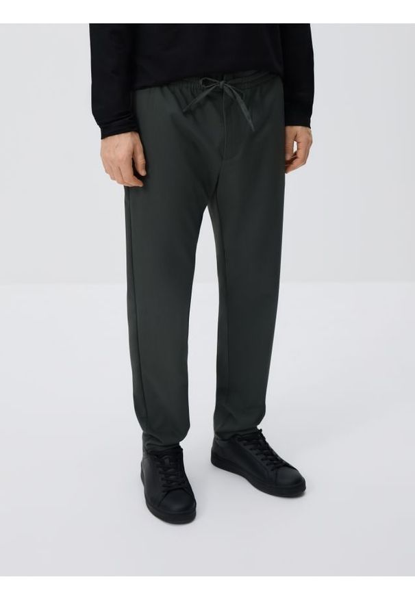 Reserved - Spodnie joggery - ciemnozielony. Kolor: zielony. Materiał: tkanina, wiskoza