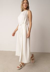 Born2be - Jasnobeżowa Wiskozowa Sukienka Bez Rękawów z Warkoczowym Splotem przy Dekolcie Shirineli. Okazja: na co dzień. Kolekcja: plus size. Kolor: beżowy. Materiał: wiskoza. Długość rękawa: bez rękawów. Wzór: ze splotem. Typ sukienki: proste, dla puszystych. Styl: boho, elegancki, klasyczny, casual #1