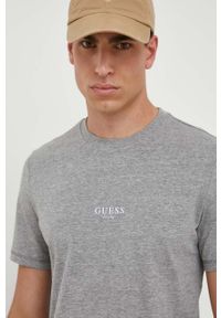 Guess t-shirt bawełniany kolor szary z aplikacją. Kolor: szary. Materiał: bawełna. Wzór: aplikacja. Styl: klasyczny