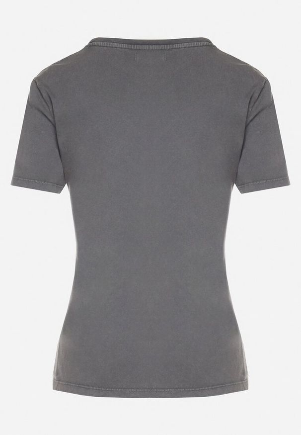 Born2be - Ciemnoszary Bawełniany T-shirt z Metalicznym Napisem i Motylem Zarevalia. Okazja: na co dzień. Kolor: szary. Materiał: bawełna. Wzór: napisy. Styl: elegancki, casual, klasyczny, sportowy
