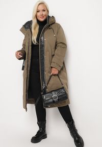 Born2be - Ciemnozielona Kurtka z Kapturem o Wydłużonym Fasonie z Kieszeniami na Suwak Loreldra. Typ kołnierza: kaptur. Kolor: zielony #2