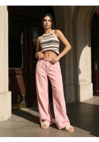 Sinsay - Jeansy wide leg high waist z materiałowym paskiem - różowy. Stan: podwyższony. Kolor: różowy #1