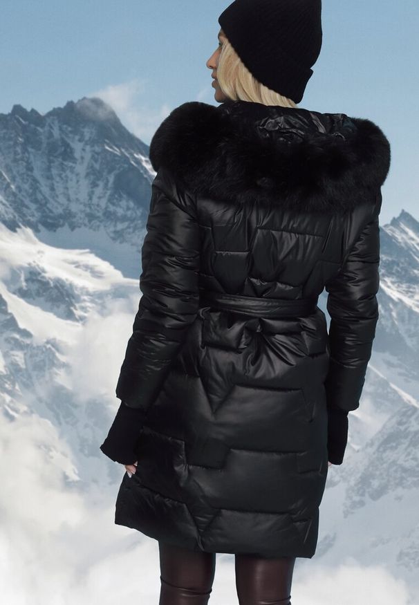 Born2be - Czarna Pikowana Kurtka o Długim Kroju Ozdobiona Paskiem i Odpinanym Futerkiem Milirra. Okazja: na spacer. Kolor: czarny. Materiał: futro. Długość: długie. Wzór: aplikacja. Styl: wizytowy, elegancki