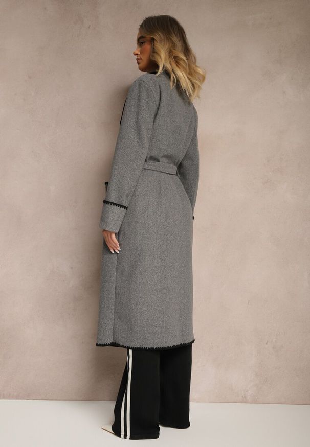 Renee - Szary Płaszcz Szlafrokowy z Wiązanym Paskiem Zdobiony Przeszyciami Enamia. Okazja: na co dzień. Kolor: szary. Materiał: jeans. Długość rękawa: długi rękaw. Długość: długie. Wzór: aplikacja. Styl: casual, elegancki