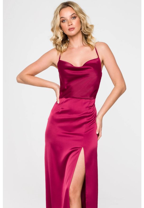 Makover - Długa sukienka wieczorowa satynowa na ramiączkach bordowa. Okazja: na wesele, na imprezę, na ślub cywilny. Kolor: czerwony. Materiał: satyna. Długość rękawa: na ramiączkach. Typ sukienki: ołówkowe. Styl: wizytowy. Długość: maxi