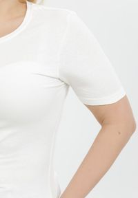 Born2be - Biały T-shirt Akisistae. Kolekcja: plus size. Kolor: biały. Materiał: dzianina, materiał, bawełna. Długość rękawa: krótki rękaw. Długość: krótkie #3