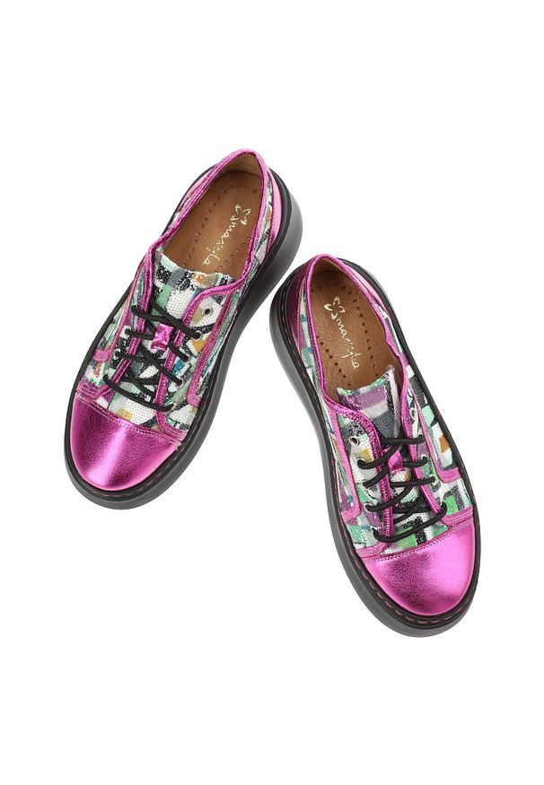 Różowe Sneakersy Maciejka Modne Obuwie Damskie. Okazja: na spacer, na co dzień. Kolor: różowy. Materiał: materiał. Wzór: kolorowy. Styl: casual