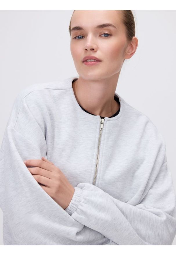 Reserved - Bluza ze ściągaczem - jasnoszary. Kolor: szary. Materiał: dzianina, bawełna. Wzór: gładki