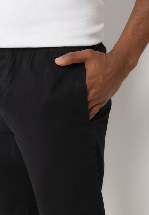 Born2be - Czarne Klasyczne Szorty z Gumką w Pasie Ściągane Troczkiem od Środka Piofina. Okazja: na co dzień. Kolor: czarny. Sezon: lato. Styl: klasyczny