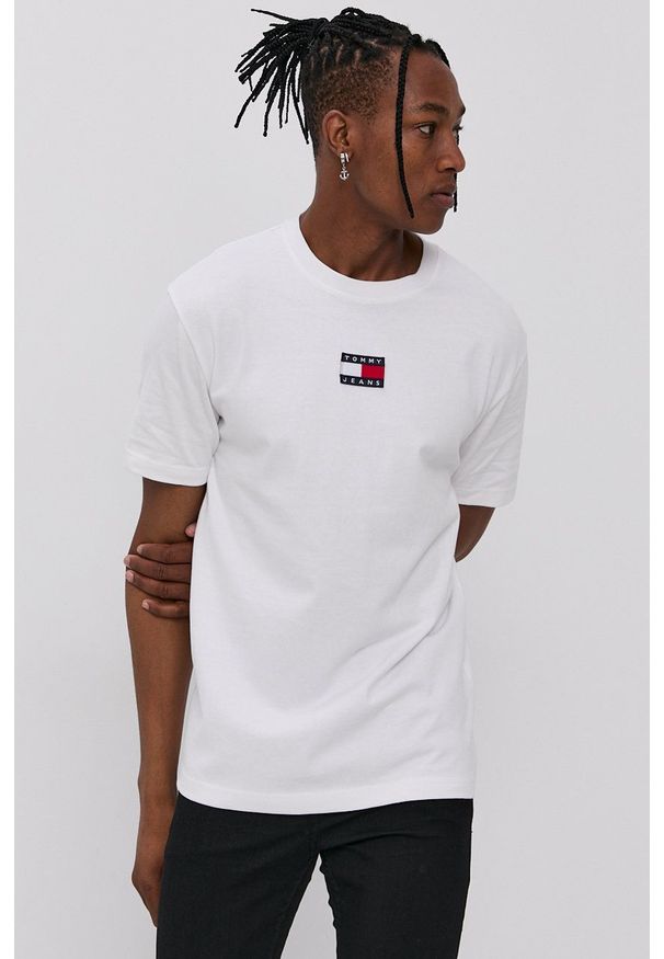 Tommy Jeans - T-shirt bawełniany. Kolor: biały. Materiał: bawełna. Wzór: aplikacja