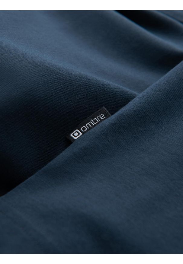 Ombre Clothing - Koszulka męska SLIM FIT z okrągłym dekoltem i logotypem – granatowa V2 OM-TSCT-0220 - XXL. Okazja: na co dzień. Kolor: niebieski. Materiał: dzianina, jersey, bawełna, elastan. Wzór: nadruk. Styl: casual