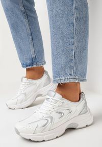 Born2be - Biało-Srebrne Sneakersy z Ekoskóry na Płaskiej Podeszwie ze Sznurowaniem i Tłoczeniami Fenrial. Kolor: biały. Materiał: jeans. Szerokość cholewki: normalna. Obcas: na płaskiej podeszwie #5