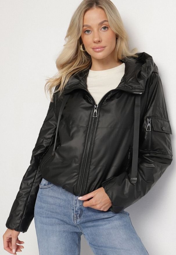 Born2be - Czarna Kurtka Wiatrówka z Kapturem i Gumką w Pasie Avelloti. Okazja: do pracy, na co dzień, na spotkanie biznesowe. Typ kołnierza: kaptur. Kolor: czarny. Materiał: jeans. Długość rękawa: długi rękaw. Długość: długie. Styl: casual, elegancki, biznesowy