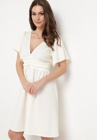 Born2be - Jasnobeżowa Krótka Sukienka z Luźnym Rękawem Bainasa. Kolor: beżowy. Długość: mini #2