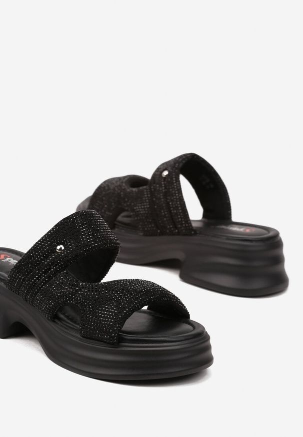 Renee - Czarne Klapki na Platformie z Wycięciami i Cyrkoniami Lurira. Okazja: na co dzień. Kolor: czarny. Materiał: jeans. Obcas: na platformie. Styl: glamour, casual
