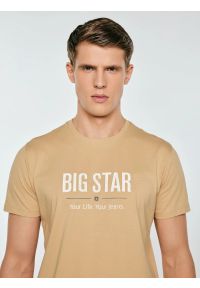 Big-Star - Koszulka męska o klasycznym kroju beżowa Bruno 800. Kolor: beżowy. Materiał: tkanina, bawełna. Wzór: nadruk. Styl: klasyczny #2