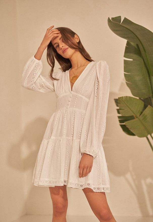 Renee - Biała Sukienka Arierith. Kolor: biały. Wzór: aplikacja, haft, kwiaty. Typ sukienki: rozkloszowane