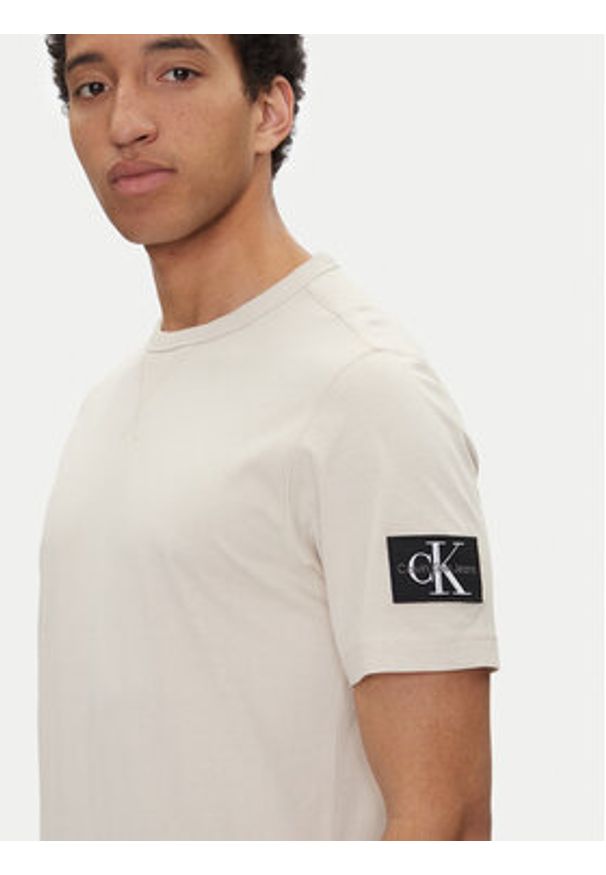 Calvin Klein Jeans T-Shirt J30J323484 Beżowy Regular Fit. Kolor: beżowy. Materiał: bawełna