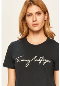 TOMMY HILFIGER - Tommy Hilfiger t-shirt bawełniany kolor granatowy. Okazja: na co dzień. Kolor: niebieski. Materiał: bawełna. Długość rękawa: krótki rękaw. Długość: krótkie. Wzór: nadruk. Styl: casual #4