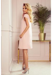 Numoco - Trapezowa minimalistyczna pudrowa sukienka mini. Materiał: materiał, elastan. Typ sukienki: trapezowe. Długość: mini #3
