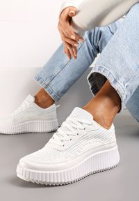 Renee - Białe Sneakersy na Platformie Ozdobione Nitami i Patchworkowymi Wstawkami Jeneria. Kolor: biały. Wzór: aplikacja. Obcas: na platformie #1