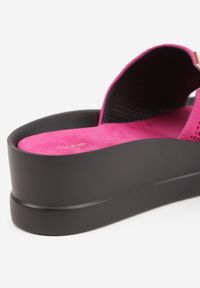 Renee - Fuksjowe Klapki Vices Ażurowe z Metalicznym Detalem na Koturnie Gleorine. Okazja: na co dzień. Materiał: jeans. Wzór: ażurowy. Sezon: lato. Obcas: na koturnie. Styl: casual #5
