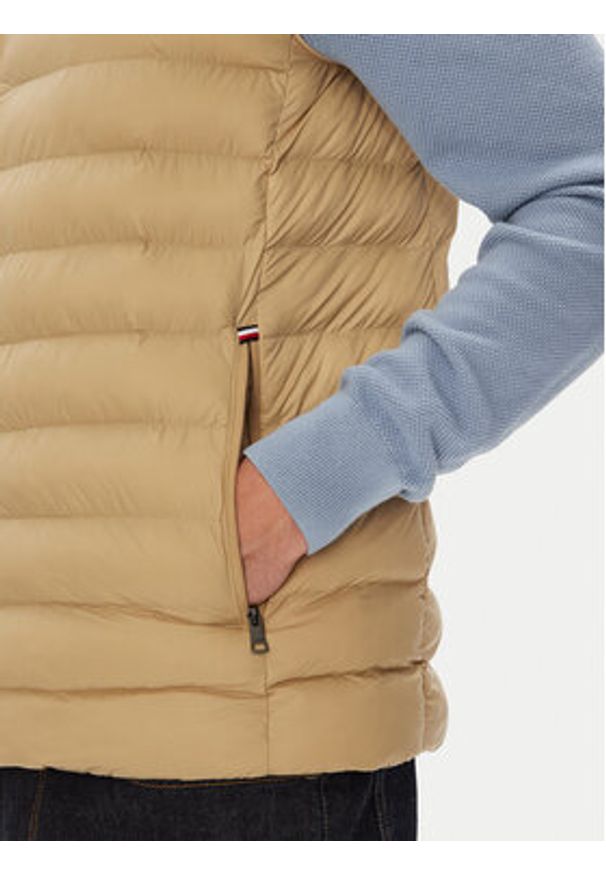 TOMMY HILFIGER - Tommy Hilfiger Kamizelka MW0MW37677 Beżowy Regular Fit. Kolor: beżowy. Materiał: syntetyk
