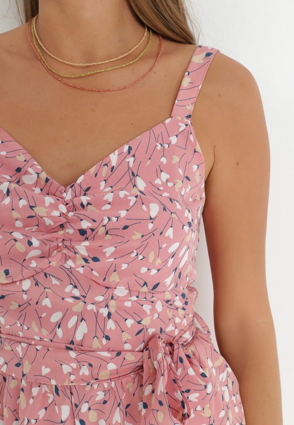 Born2be - Różowy Kombinezon Bimky. Okazja: na randkę, na co dzień. Kolor: różowy. Materiał: materiał. Długość rękawa: na ramiączkach. Długość: krótkie. Wzór: kwiaty, aplikacja, kolorowy. Styl: casual