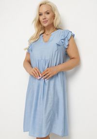 Born2be - Jasnoniebieska Sukienka Pudełkowa z Bawełną i Trójkątnym Dekoltem Ozdobiona Falbankami Vikirva. Typ kołnierza: kołnierz z falbankami. Kolor: niebieski. Materiał: bawełna. Wzór: aplikacja. Sezon: lato. Styl: klasyczny