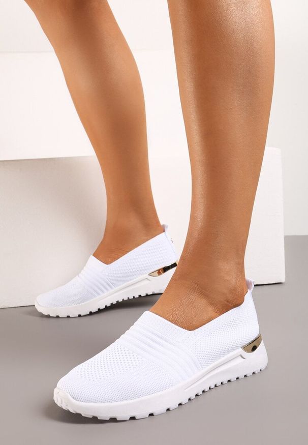 Renee - Białe Tenisówki Elastyczne z Metaliczną Wstawką na Zapiętku Jestella. Okazja: na co dzień. Kolor: biały. Materiał: jeans. Wzór: gładki. Styl: elegancki, casual