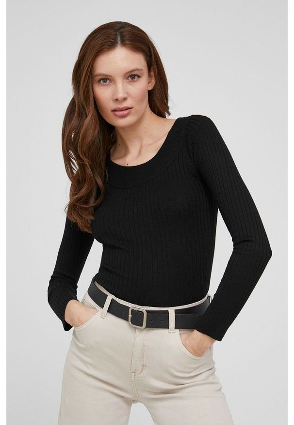 Answear Lab sweter damski kolor czarny. Kolor: czarny. Materiał: dzianina. Wzór: gładki. Styl: wakacyjny