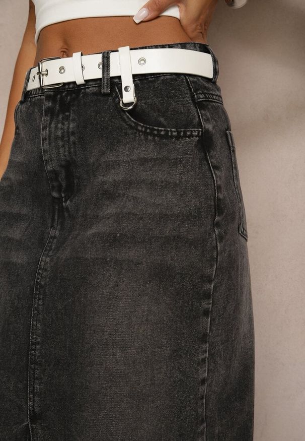 Renee - Czarna Spódnica Jeansowa o Ołówkowym Kroju Zdobiona Rozcięciem Lisovira. Stan: podwyższony. Kolor: czarny. Materiał: jeans. Wzór: aplikacja. Styl: elegancki