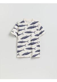 Reserved - T-shirt comfort z nadrukiem allover - beżowy. Kolor: beżowy. Materiał: dzianina, bawełna. Wzór: nadruk #1