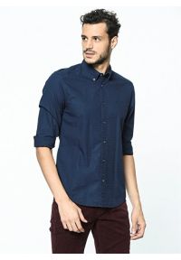 Wrangler - WRANGLER BUTTON-DOWN SHIRT MĘSKA KOSZULA MATERIAŁOWA DARK INDIGO W59245V1E. Typ kołnierza: button down. Materiał: materiał #1